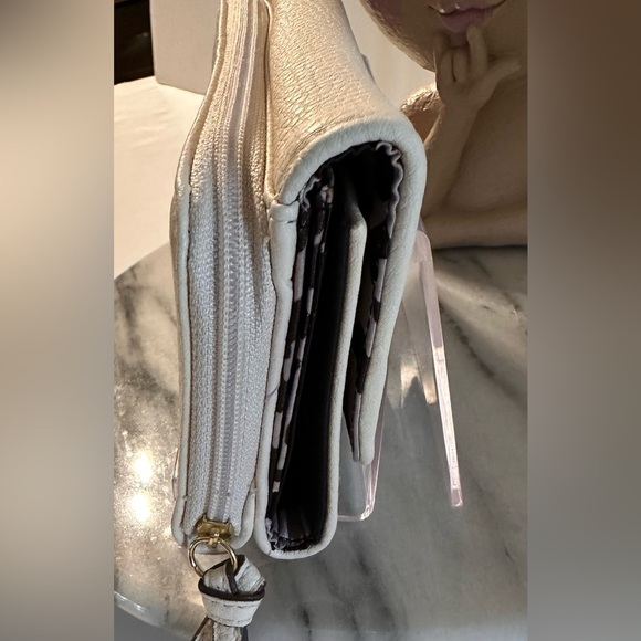 Jessica Simpson Cream Wallet with Gold-Tone Bow and Credit Card Slips - Picture 10 of 16